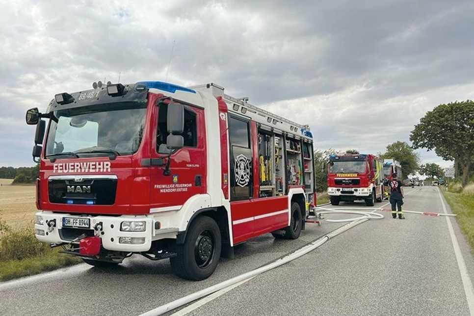Auf einem Feld neben der B76 in Niendorf/Ostsee ist es zu einem ausgedehnten Flächenbrand gekommen.