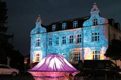 Auf dem Brunnen am Timmendorfer Platz wurde eine iglu-artige violette Installation aufgebaut und Wasserscheinwerfer tauchen das Alte Rathaus in ein ganz neues Licht. (Foto: TSNT GmbH)