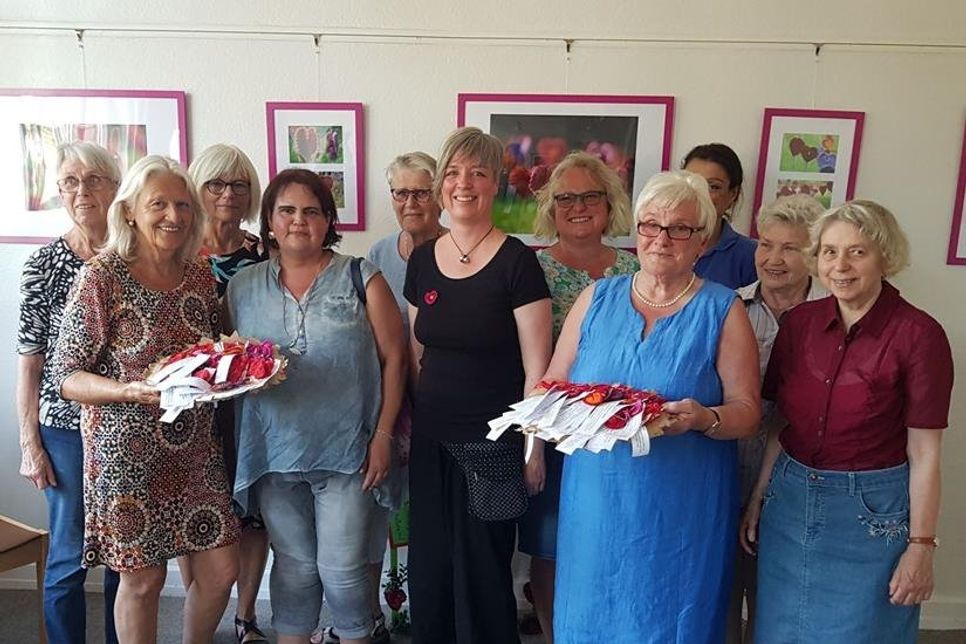 Initiatorin Heike Rhein und einige der Handarbeiterinnen feiern das Projekt. (Foto W.-E. Rhein)