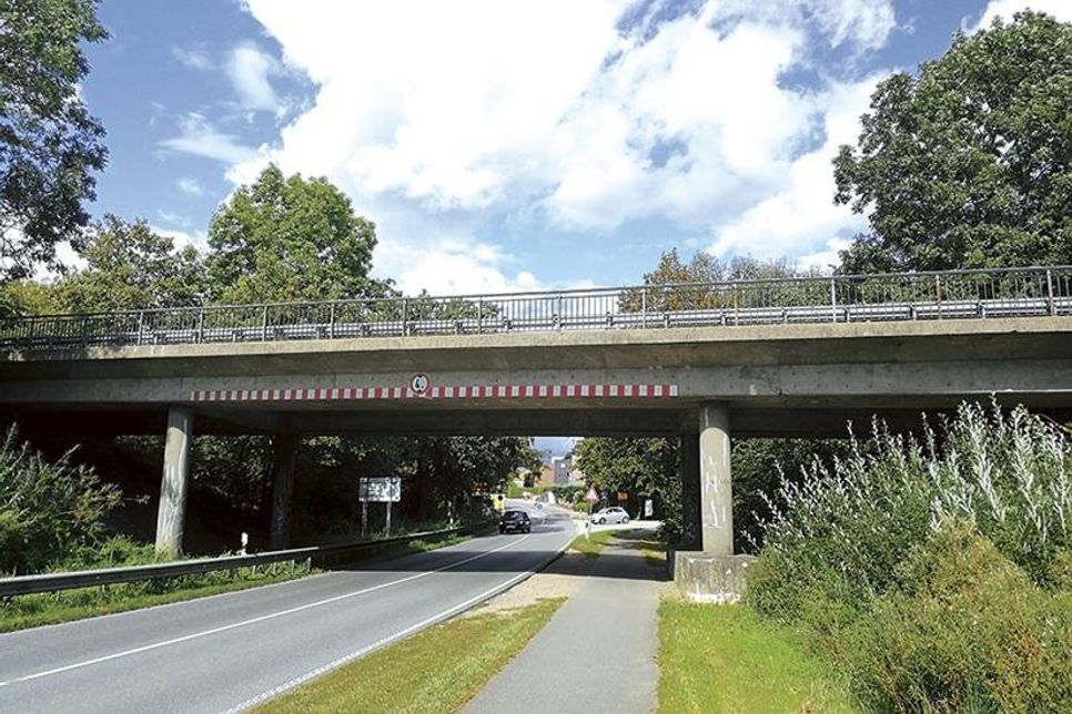 Die Brücke auf der Bundesstraße 76 über die „Lübecker Straße“ in Timmendorfer Strand wird bereits ab Oktober abgerissen und durch einen Neubau ersetzt - ein Jahr früher als vorerst geplant.