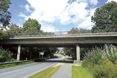Die Brücke auf der Bundesstraße 76 über die „Lübecker Straße“ in Timmendorfer Strand wird bereits ab Oktober abgerissen und durch einen Neubau ersetzt - ein Jahr früher als vorerst geplant.