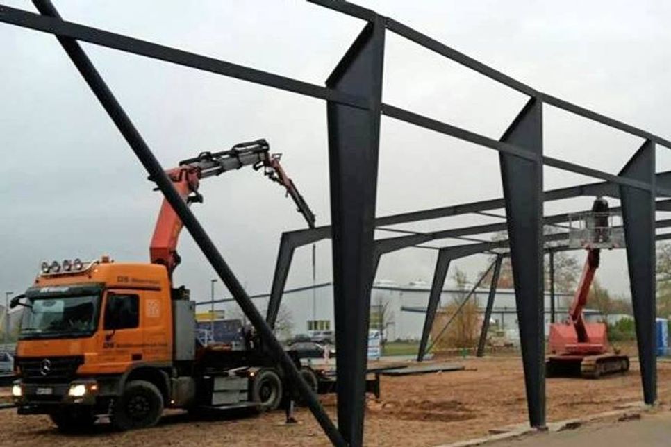 Mit dem Anbau einer weiteren Halle 2014/15 wurde die Lager- und Arbeitsfläche erweitert. Foto: Heinzmann.