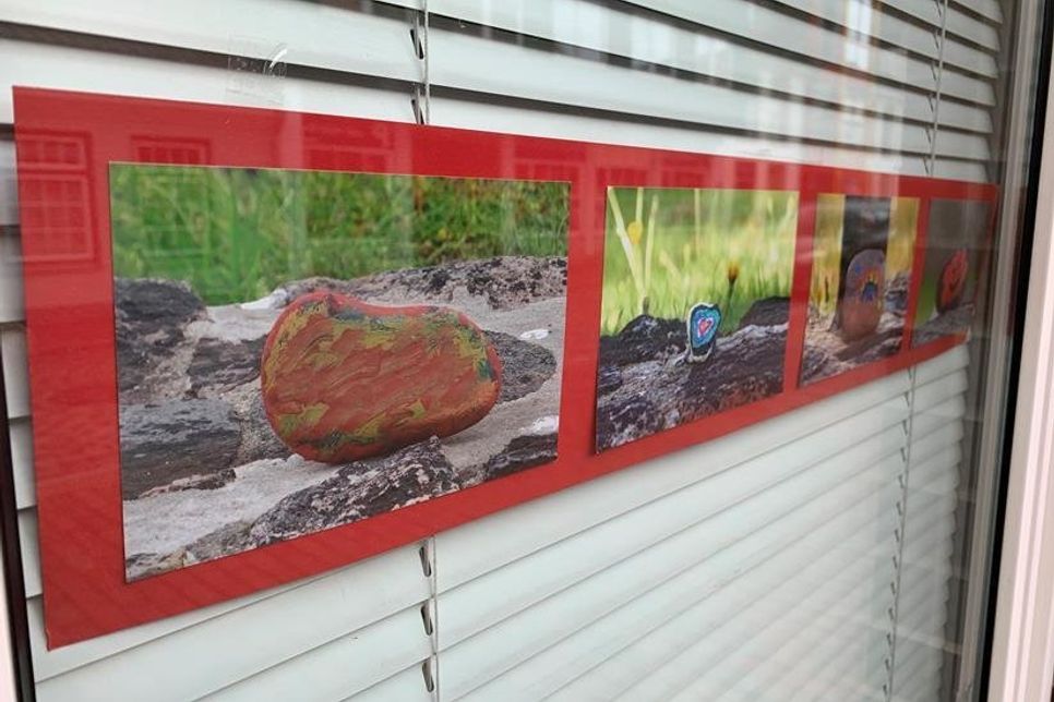 Viele Geschäfte haben ihre Schaufenster zur Verfügung gestellt, sodass sich ein buntes Band mit den Fotografien durch Neustadt zieht.