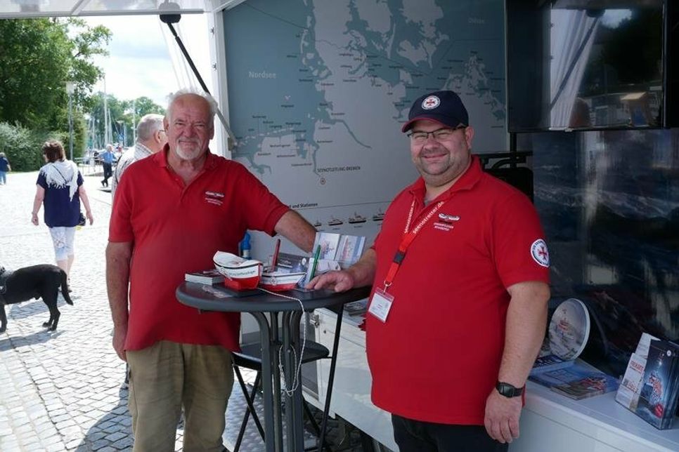 Die DGzRS war mit einem Stand vertreten und klärte über ihre Arbeit auf.