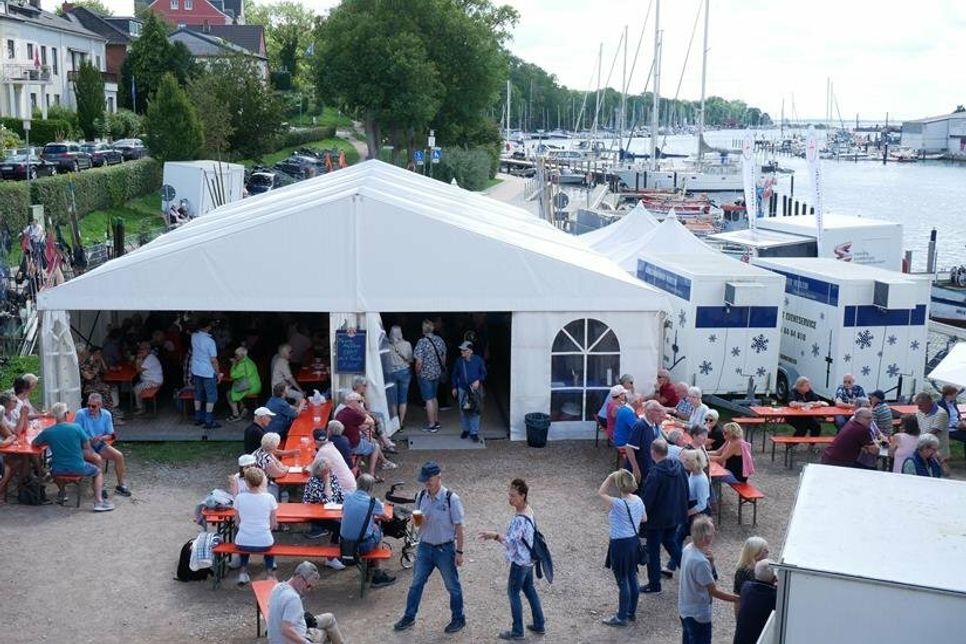 Auf dem Netztrockenplatz ließen sich hunderte Besucher den frischen Fisch schmecken.