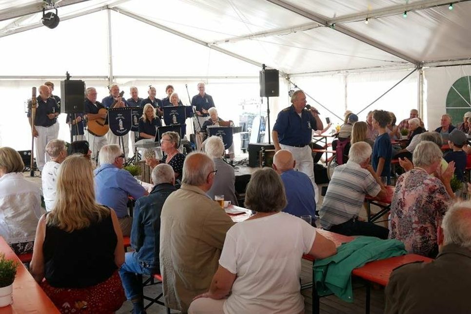 Im Festzelt sorgte ein maritimes Programm für Stimmung.