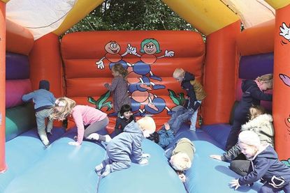 Die Kinder der „Zwergenhöhle“ spielten gut gelaunt auf der Hüpfburg.