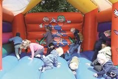 Die Kinder der „Zwergenhöhle“ spielten gut gelaunt auf der Hüpfburg.