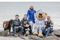 Bauer Martin Bendfeldt (re.) freut sich gemeinsam mit seiner Familie und Maskottchen „Baumi“ über die Auszeichnung.