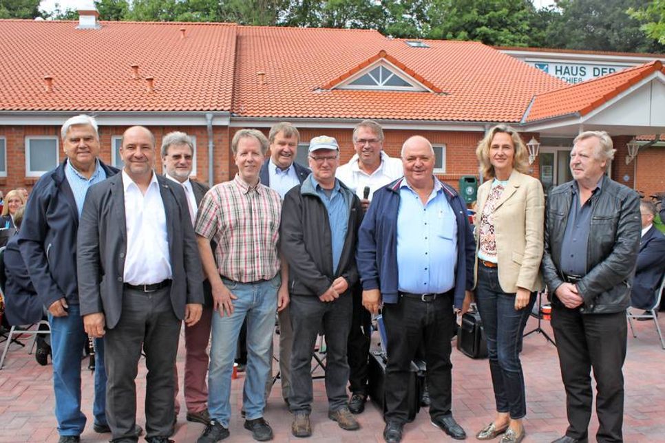 Handwerksbetriebe und Sponsoren mit Architektin Nina Hiller und Bürgermeister Klaus Winter (4. v. re.).