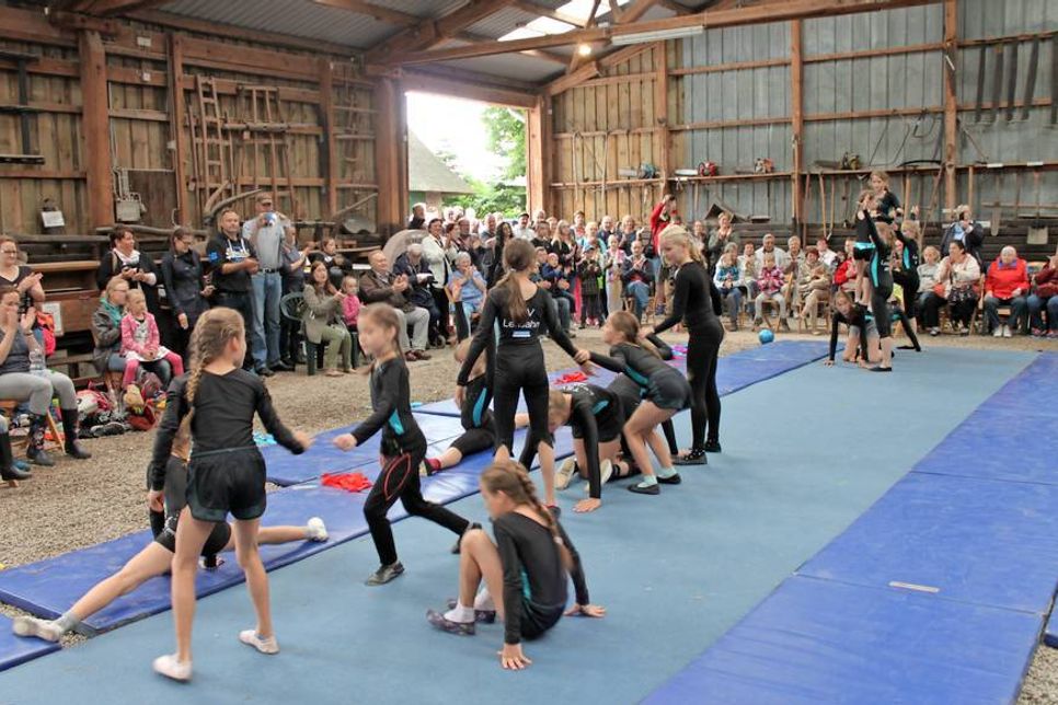 Die Kinderturn-Show des TSV Lensahn lockte in die Hofscheune.