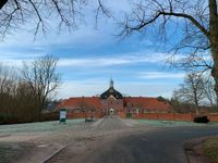 Vom Parkplatz an der Allee aus gehts links auf das Torhaus zu.