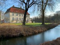 Auf dem Rückweg werden die Wanderer*innen vom Herrenhaus der Gutsanlage in Hasselburg begrüßt. Es wurde Anfang des 18. Jahrhunderts erbaut und klassizistisch herausgeputzt. Der Burggraben stammt noch aus dem mittelalterlichen Baubestand.