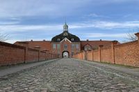 Das Torhaus vom Kulturgut Hasselburg wurde 1763 erbaut und ist das barocke Wahrzeichen der Anlage. Ab dem späten Mittelalter war das Gut Herrensitz zahlreicher Grafenfamilien. Heute beherbergt es Feriengäste und ist ein Hotspot für Kulturveranstaltungen. Übrigens: Ein Blick auf die Turmuhr lohnt sich. Mal sehen, wem etwas auffällt.