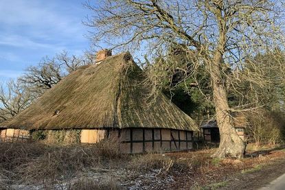 Historisches Zeugnis vom einfachen Leben und Arbeiten auf dem Lande legt die alte Weberkate ab, erbaut in Fachwerkweise und mit Reetdach.