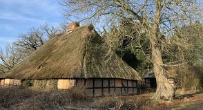 Historisches Zeugnis vom einfachen Leben und Arbeiten auf dem Lande legt die alte Weberkate ab, erbaut in Fachwerkweise und mit Reetdach.