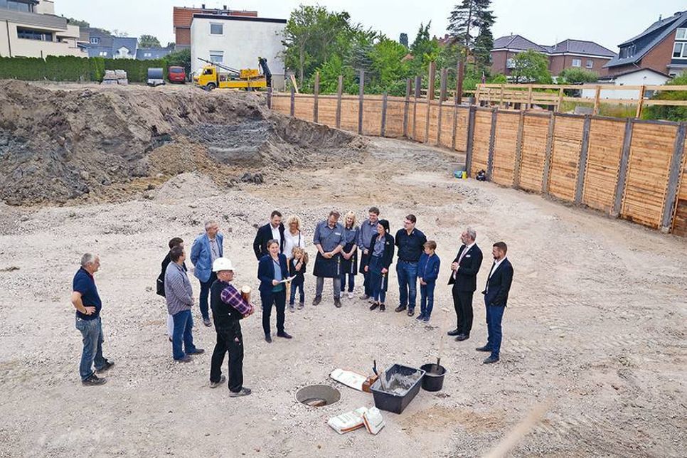 Grundsteinlegung für den neuen Vollversorger in Niendorf/Ostsee: „Möge der Grundstein ein Symbol sein für den Wunsch und die Hoffnung auf einen reibungslosen Bauverlauf ohne Pannen und Verzögerungen.“ (Foto: René Kleinschmidt)