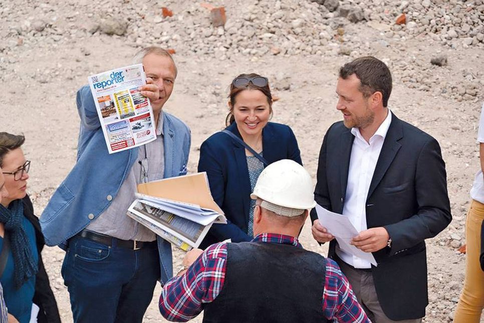 Projektleiter Martin Jellinghaus mit einer Ausgabe des „reporters“, die ebenfalls mit der kupfernen Röhre in der Erde versenkt wurde. (Foto: René Kleinschmidt)