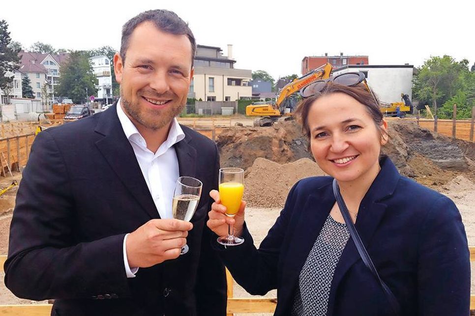 Reimer Jens jr. und Bürgermeisterin Hatice Kara freuen sich jetzt auf eine positiv verlaufende Bauphase für den neu entstehenden Supermarkt, der im Frühjahr 2018 eröffnet werden soll. (Foto: René Kleinschmidt)