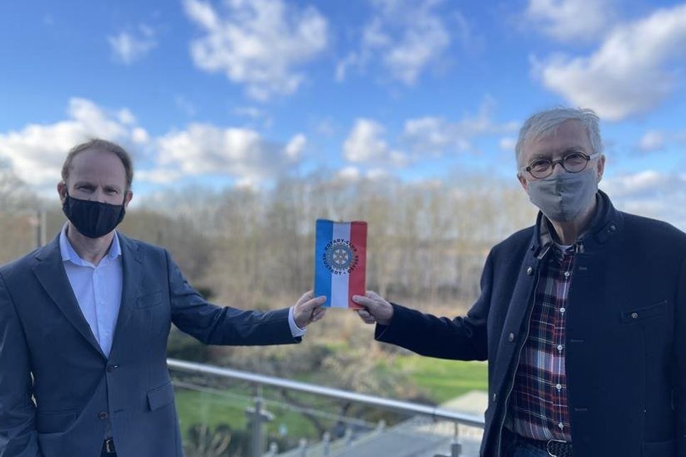 Krischan Höch (re.) übergibt mit dem Clubwimpel die Präsidentschaft an Axel Sommerlatt.