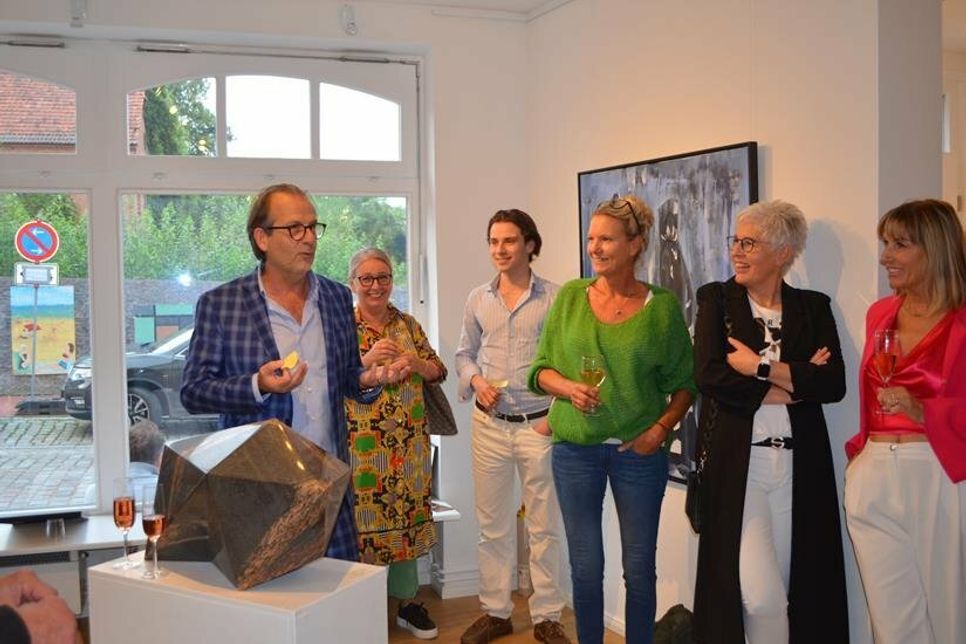 Ein von der großen Resonanz überwältigter Marc Richter in seiner Galerie in der Niederstraße 19.