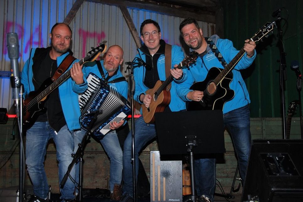 Die Horst &amp; Hoof Band mit Frontman Horst Hoof (2. v. re.) kommt für den guten Zweck in die Aula der Jacob-Lienau-Schule. (Foto: Rainer Bruns)