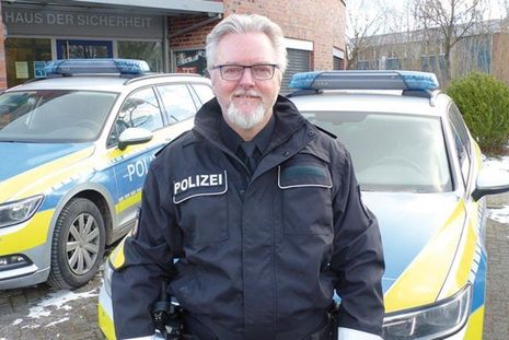 Polizeihauptkommissar Stefan Kohle ist der neue Leiter der Polizeistation Heikendorf und der Probstei seit 37 Jahren fest verbunden.