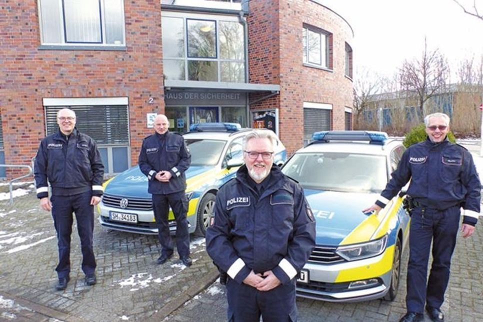 „Auf die Stelle ist jemand gekommen, den wir uns gewünscht haben“ – Stefan Kohle wurde von seinem Stellvertreter Roger Adomat wie auch von seinen Vorgesetzten des Reviers Plön Michael Martins und Arne Sievers herzlich willkommen geheißen.