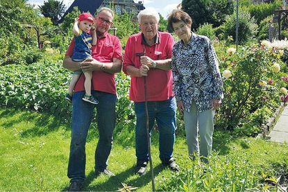 Mehrere Generationen im Verein: Vorsitzender Heiko Hopf (links) mit Phil (2), dem Jüngsten der Kleingartenanlage, und Hans-Jürgen und Karin Menchen, die ältesten und längsten Mitglieder des Vereins.