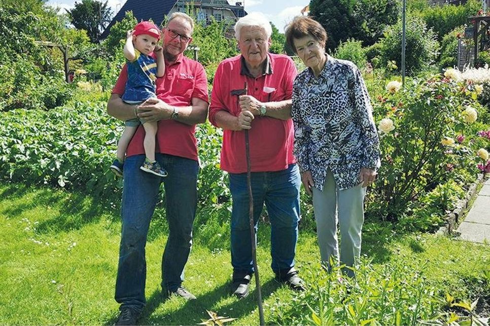Mehrere Generationen im Verein: Vorsitzender Heiko Hopf (links) mit Phil (2), dem Jüngsten der Kleingartenanlage, und Hans-Jürgen und Karin Menchen, die ältesten und längsten Mitglieder des Vereins.