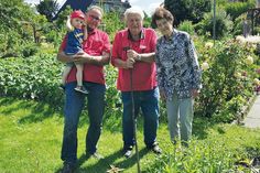 Mehrere Generationen im Verein: Vorsitzender Heiko Hopf (links) mit Phil (2), dem Jüngsten der Kleingartenanlage, und Hans-Jürgen und Karin Menchen, die ältesten und längsten Mitglieder des Vereins.