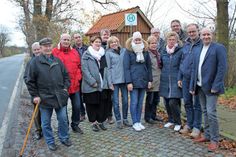 Politische Vertreter sowie Einwohner aus Wahrendorf brachten zum Ausdruck, wie wichtig ein Radweg zwischen Lensahn und Schönwalde wäre.