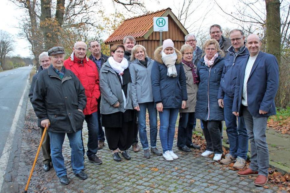 Politische Vertreter sowie Einwohner aus Wahrendorf brachten zum Ausdruck, wie wichtig ein Radweg zwischen Lensahn und Schönwalde wäre.