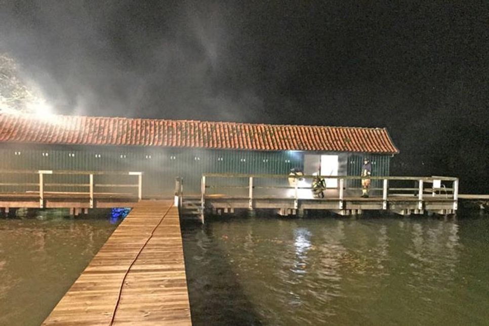 Es brennt in den Umkleidekabinen. Bewusstlose Personen müssen mit Atemschutzgeräten geborgen werden.