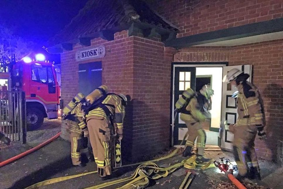 Echte Teamarbeit: In Windeseile wird die Wasserversorgung gewährleistet.