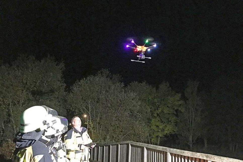 Die Drohne startet. Mithilfe einer Wärmebildkamera kann im Dunkeln das Gelände nach Personen in Not abgesucht werden.
