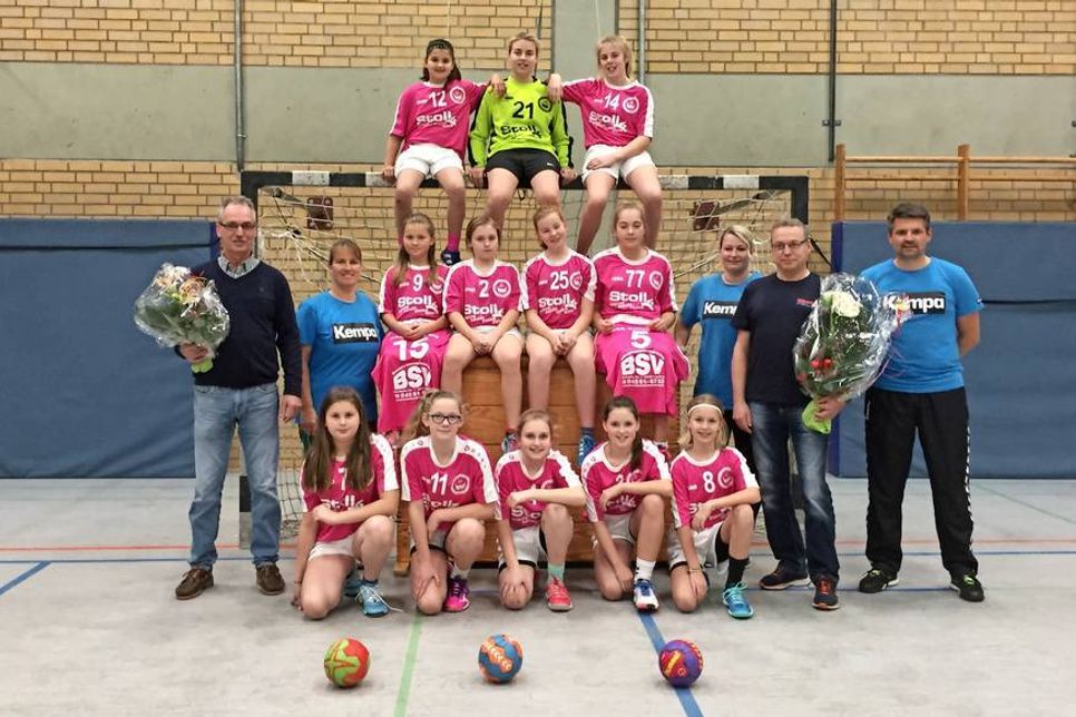 Grömitz. Die weibliche D-Jugend 2 der HSG Ostsee, die in der Kreisliga Ostholstein auf Punktejagd geht, freut sich über einen kompletten Satz neuer Spielkleidung, die zur Saison 2017/18 von der Firma Stoll oHG und der Firma BSV spendiert wurde. Mannschaft und Trainer bedankten sich bei Holger Lang und Torsten Vogler. (red)