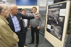 Hartmut Quedzuweit (l.) vom Umweltbeirat der Stadt Bad Schwartau und Uwe Witaszak (r.), Architekt und Kommunalpolitiker in Bad Schwartau, lassen sich Details zu den Luftaufnahmen von Klaus Nentwig (2.v.l.) und Henning Beck vom Bürgerverein erklären. (Foto: Stefan Setje-Eilers)