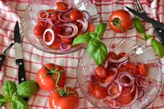 Frisch und deftig kann Tomatensalat auch sein.