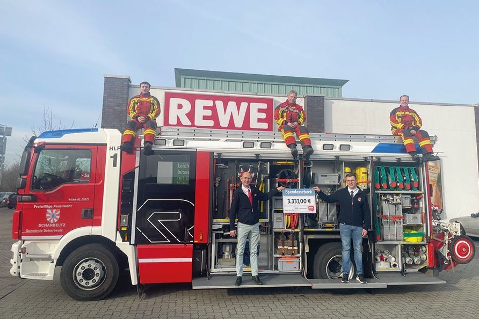 Bo Anderson, stellv. Jugendwart, Ortswehrführer Sebastian Levgrün, David Siegmund, Leiter der Kinderfeuerwehr (oben von links nach rechts), und Ayhan Deniz, REWE-Marktleiter sowie Marktmitarbeiter Florian Lips.