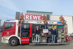 Bo Anderson, stellv. Jugendwart, Ortswehrführer Sebastian Levgrün, David Siegmund, Leiter der Kinderfeuerwehr (oben von links nach rechts), und Ayhan Deniz, REWE-Marktleiter sowie Marktmitarbeiter Florian Lips.