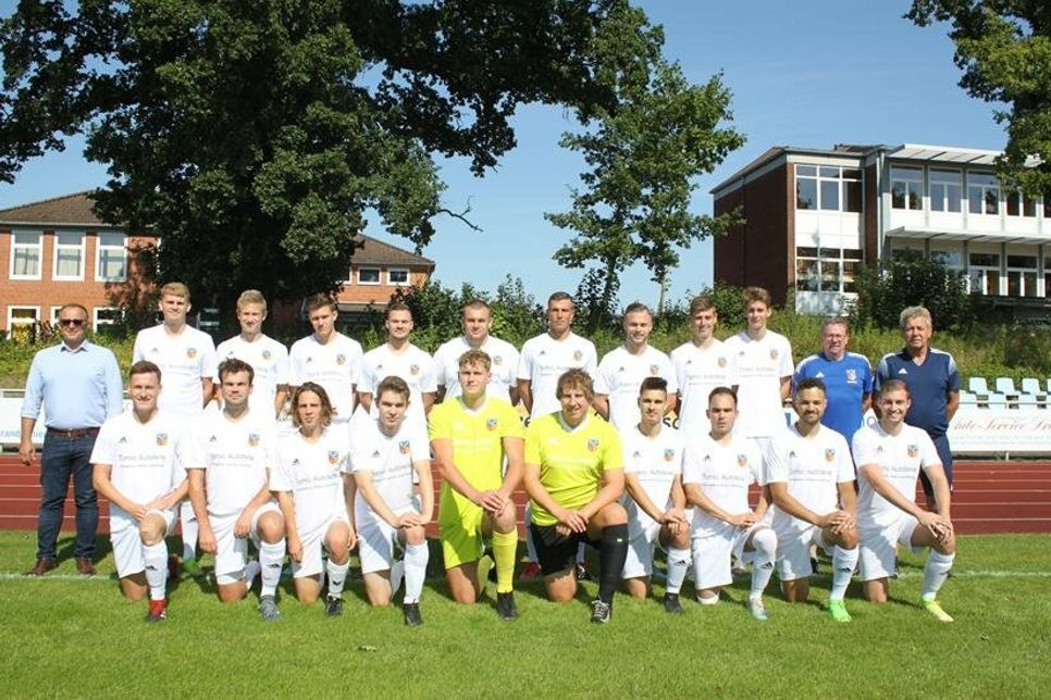 Die 1. Herrenmannschaft des TSV Lensahn mit dem Trainerteam Christian Ippig und Ulrich Saltzmann (re.) sowie Sponsor Zlatko Tomic (lks.).