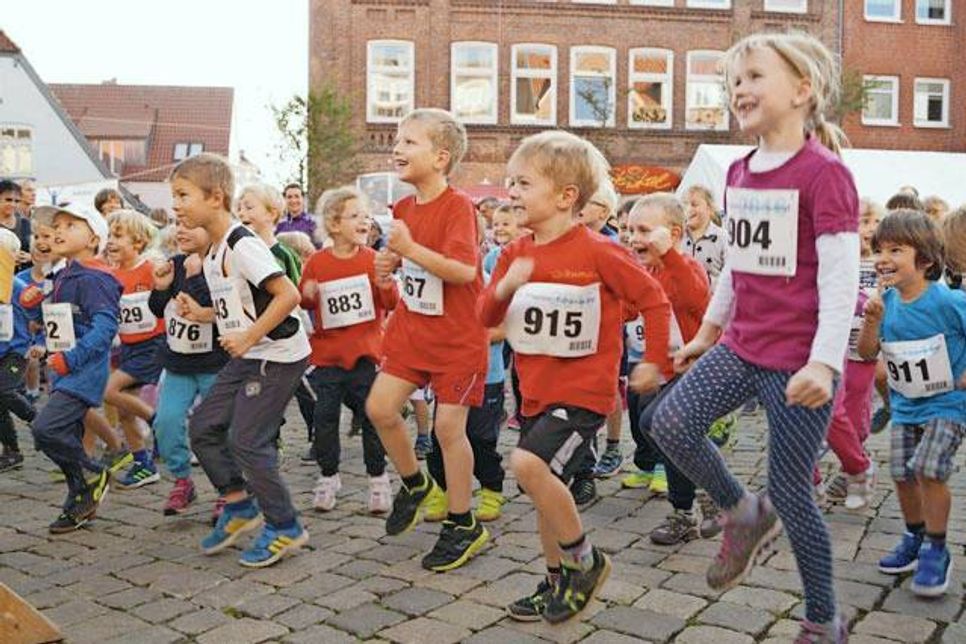 Die Kleinsten gaben beim Warm Up für den Bambini-Lauf alles.