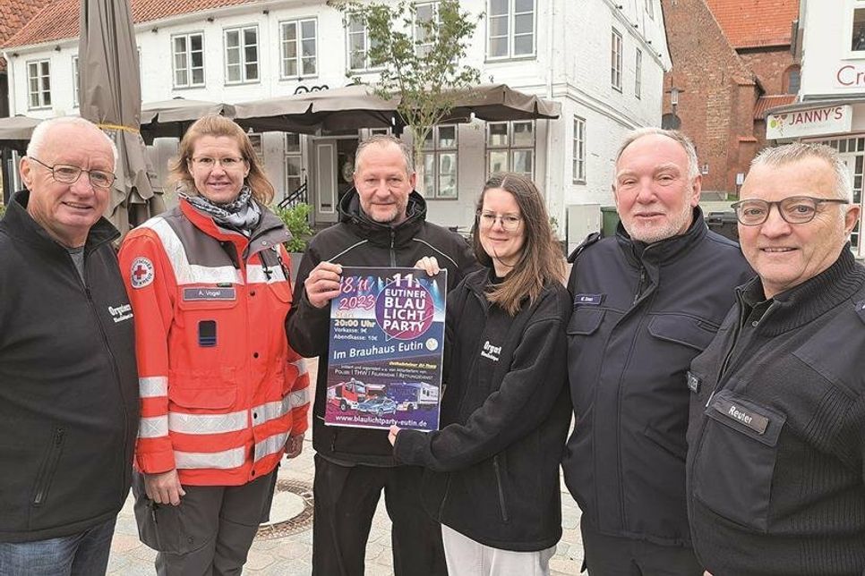 Laden zur Party ein (v.l.): Peter Krause und Alexandra Vogel vom Orga-Team, Alexander Mende und Claudia Schadwinkel vom Brauhaus sowie die Mitinitiatoren Wolfgang Steen und Wolfram Reuter.