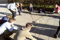 Beim „Team-Lifter“ müssen alle zusammenarbeiten, um den Turm zu bauen.
