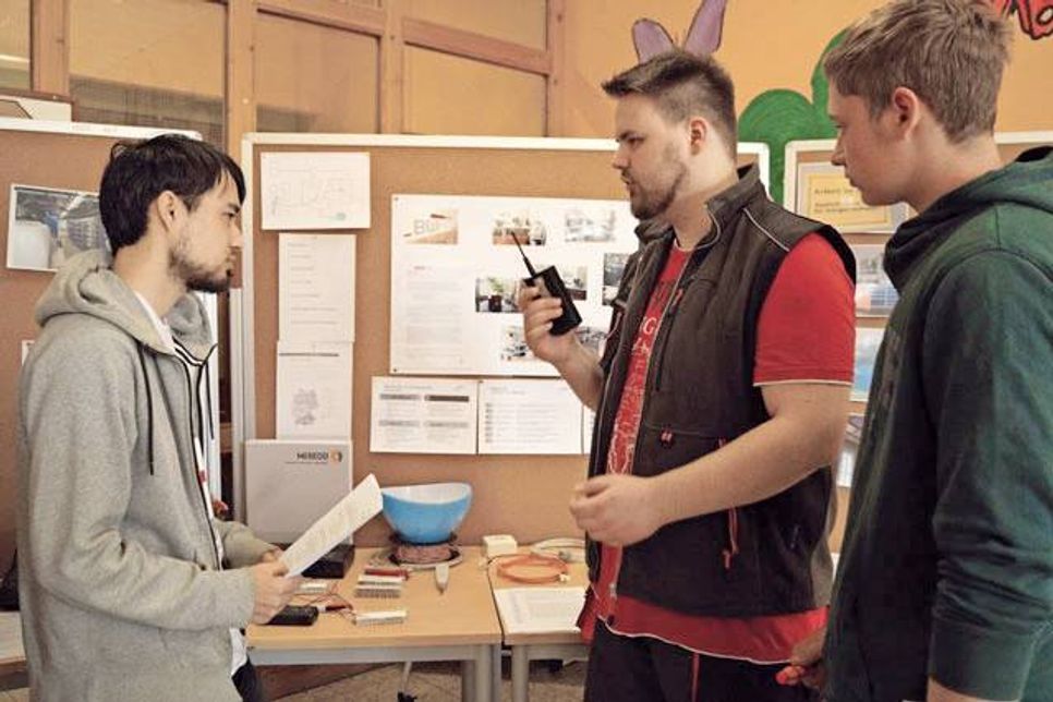 Johann Wiederich (re.) und Torsten Schuster zeigen Miguel Probsthain (li.), was sie bei der Bundeswehr gemacht haben.