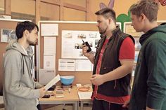 Johann Wiederich (re.) und Torsten Schuster zeigen Miguel Probsthain (li.), was sie bei der Bundeswehr gemacht haben.