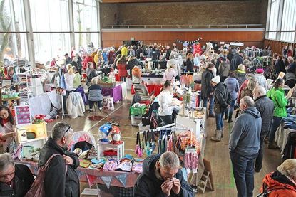 36 Stände füllten die Heikendorfer Mehrzweckhalle.