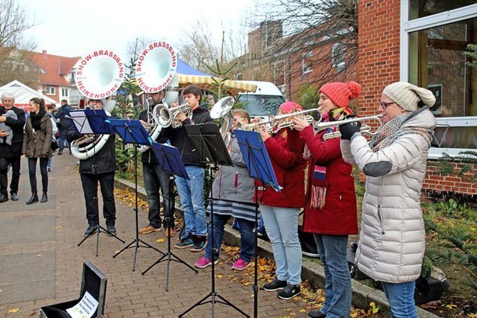 Die Show- Brassband Heikendorf spielte Weihnachtslieder