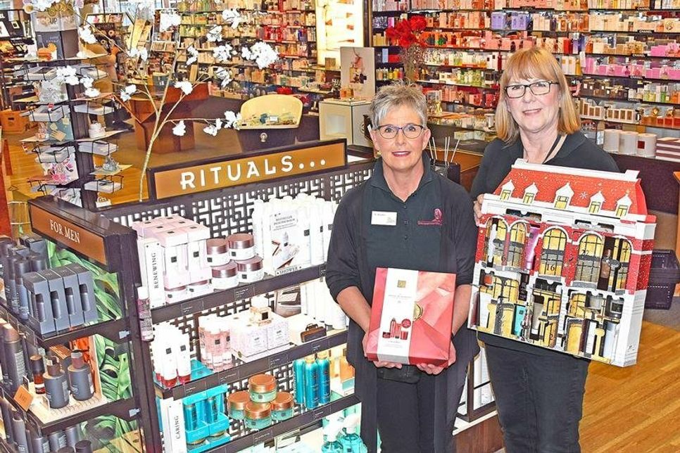In der GZL-Parfümerie gibt es viel zu entdecken. Nicole Rainer (links) und Birgit Bock empfehlen die neue Pflegeserie „Rituals“ sowie Kosmetik-Adventskalender.